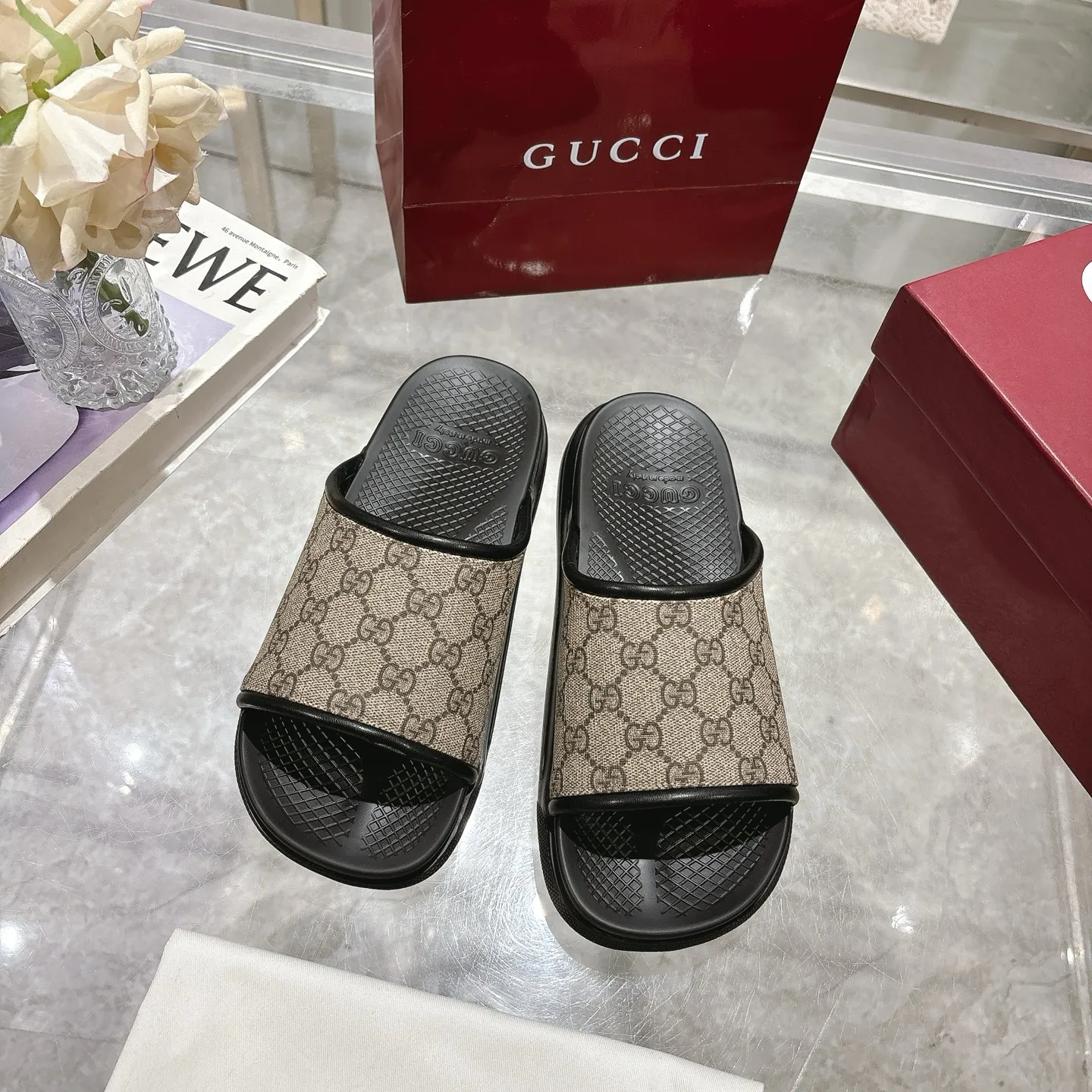 p400🐮🐮New summer men's slip-on slippers. Inspired by the summer spirit and beach clubs of the Italian coast, this piece is part of Gucci Lido. The Pre-Fall collection reinterprets the brand's signature elements and sophisticated patterns in a contemporary way. Made from black rubber, these flat sandals feature a slip-on design that reinterprets the brand's distinctive green and red web design. GG Classic Upper Men's Molded Rubber Footbed Gucci Logo Flat Made in Italy Size: Men's 40 to 47,